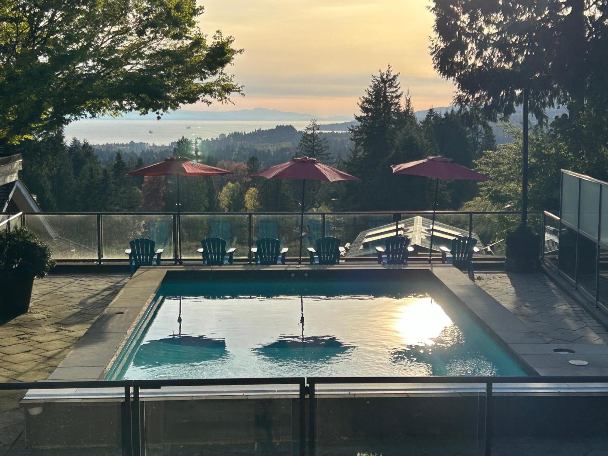 Grouse Cheerful Large Private Bedroom, Bath, Shared Deck, Pool, Hot Tub North Vancouver Eksteriør billede