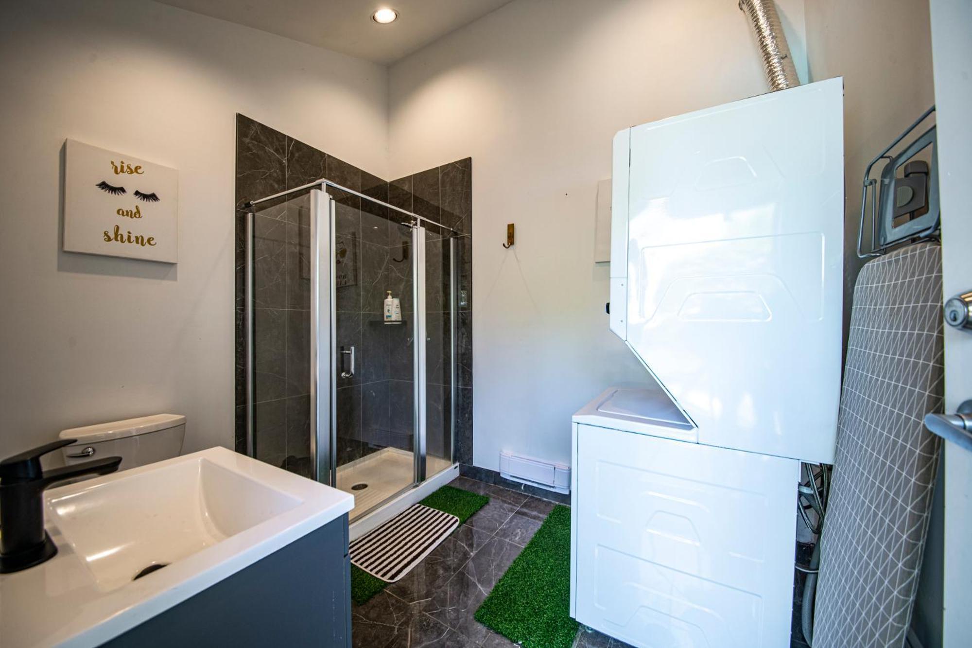 Grouse Cheerful Large Private Bedroom, Bath, Shared Deck, Pool, Hot Tub North Vancouver Eksteriør billede