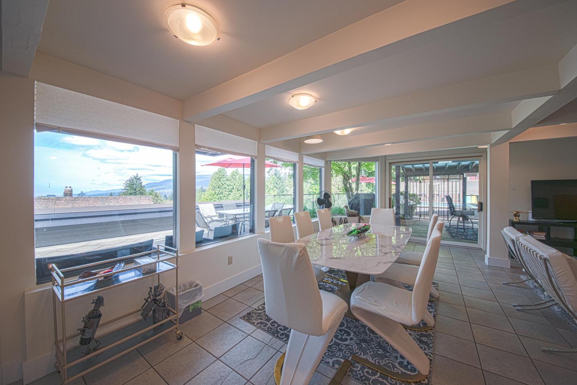 Grouse Cheerful Large Private Bedroom, Bath, Shared Deck, Pool, Hot Tub North Vancouver Eksteriør billede