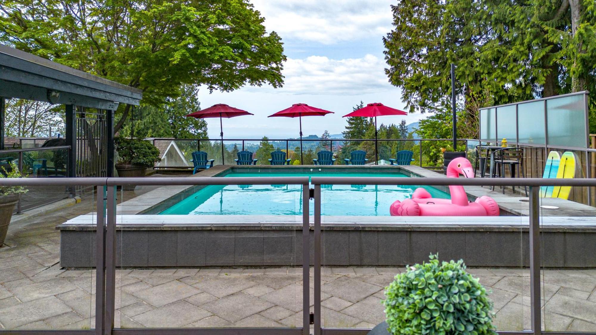 Grouse Cheerful Large Private Bedroom, Bath, Shared Deck, Pool, Hot Tub North Vancouver Eksteriør billede