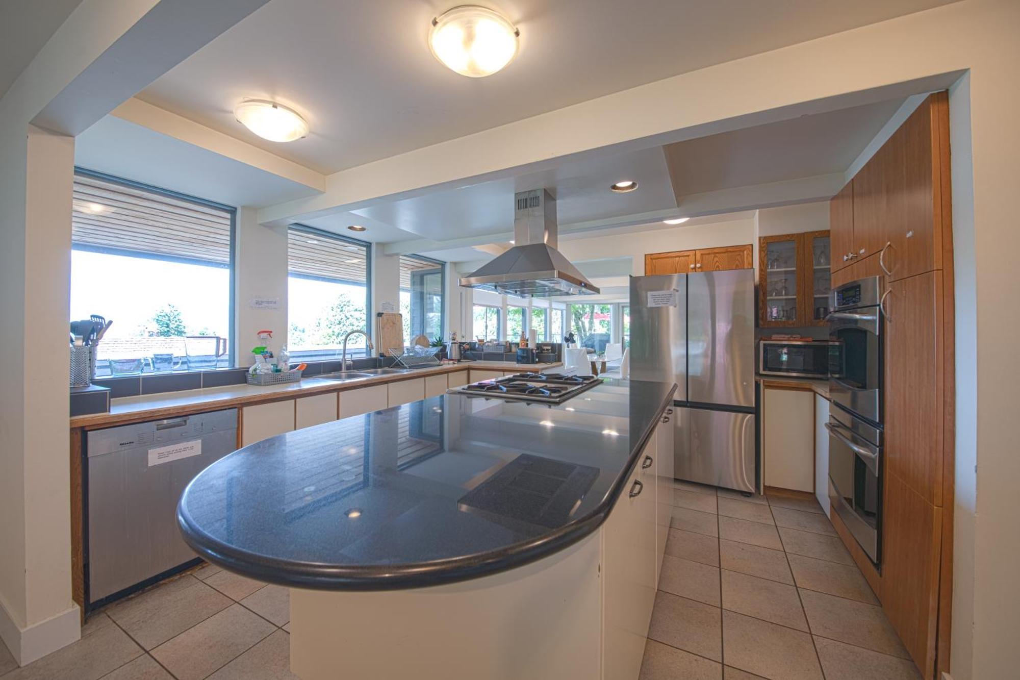 Grouse Cheerful Large Private Bedroom, Bath, Shared Deck, Pool, Hot Tub North Vancouver Eksteriør billede