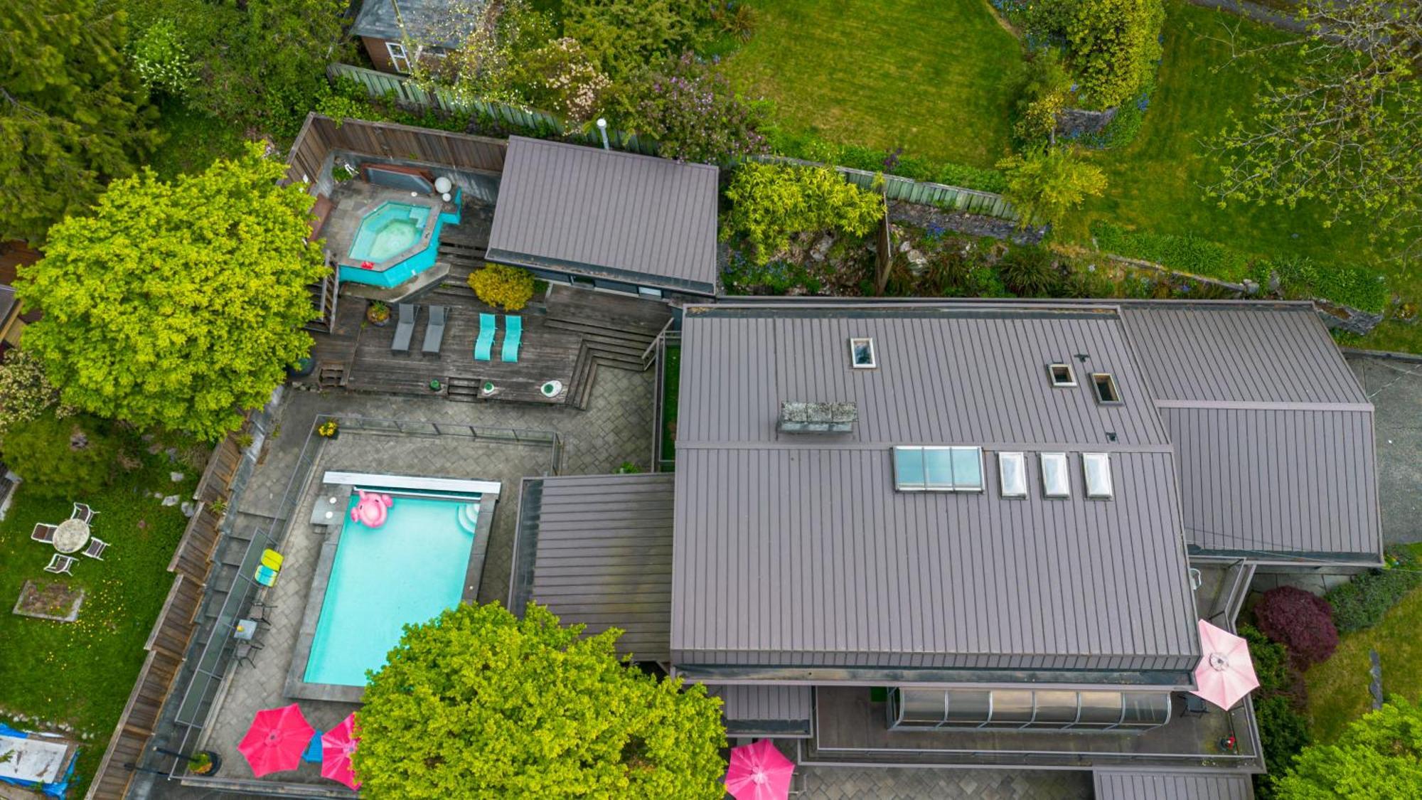 Grouse Cheerful Large Private Bedroom, Bath, Shared Deck, Pool, Hot Tub North Vancouver Eksteriør billede
