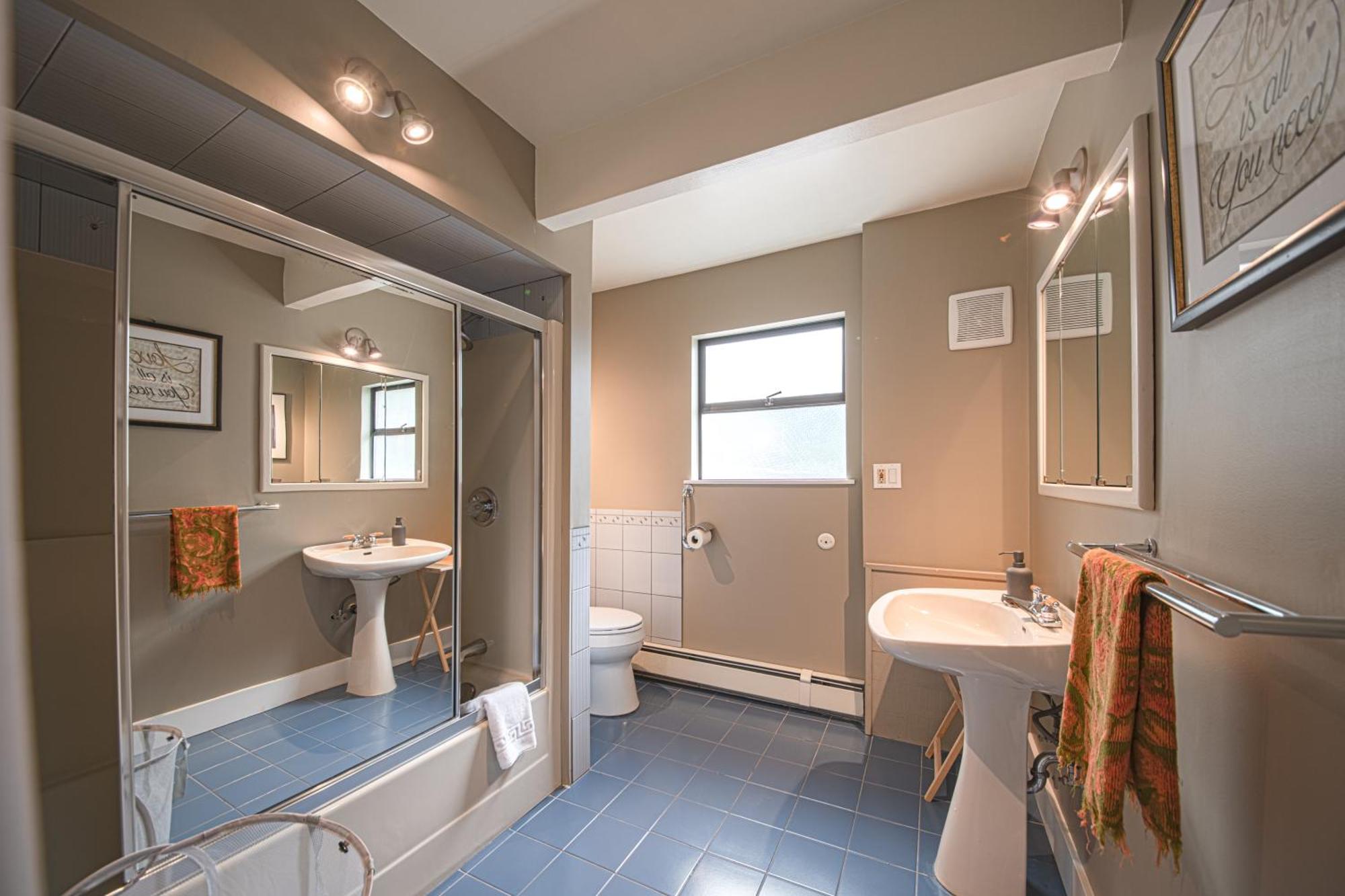 Grouse Cheerful Large Private Bedroom, Bath, Shared Deck, Pool, Hot Tub North Vancouver Eksteriør billede