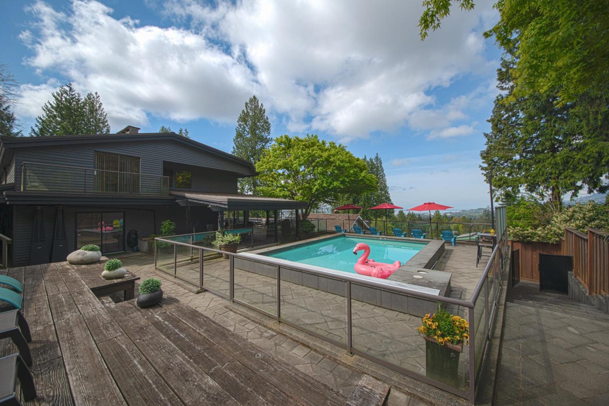 Grouse Cheerful Large Private Bedroom, Bath, Shared Deck, Pool, Hot Tub North Vancouver Eksteriør billede